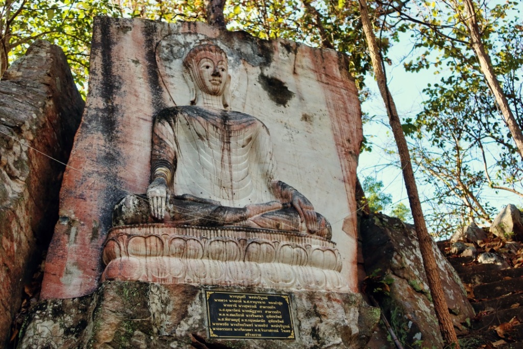 A picture of a temple in the rock temple of Phayao, one of the best things to do in Phayao