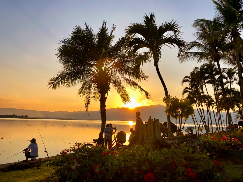 Sun setting over Phayao Lake, a great thing to do in Phayao
